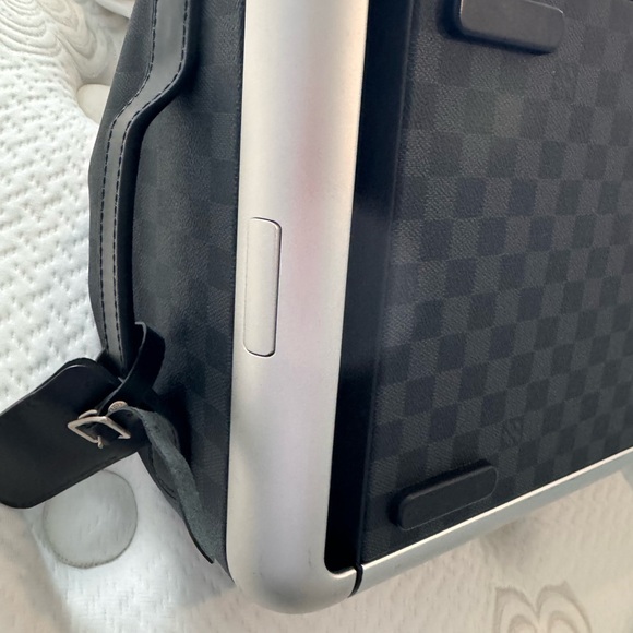 Louis Vuitton Damier Graphite Horizon Duffle 65 bag. - Picture 11 of 16